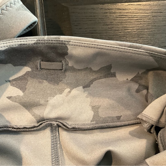 Athleta Essex Tight and Matching All in Motion Bra
Gray Camo
Size Small - Picture 13 of 13